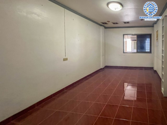 *****บ้านแฝดมือสองย่านกรุงเทพฯ ม.101การ์เด้นวิลล์  ลาดพร้าว101 เนื้อที่กว้าง 41 ตร.ว. ฟังก์ชัน 3 ห้องนอน 4 ห้องน้ำ ที่จอดรถ 2 คัน บ้านแฝดทำเลเมือง พื้นที่ใช้สอยเยอะ ตั้งบนทำเลแห่งการเดินทาง ใกล้รถไฟฟ้าสายสีน้ำเงิน "สถานีลาดพร้าว" และทางด่วน "ฉลองรัช"